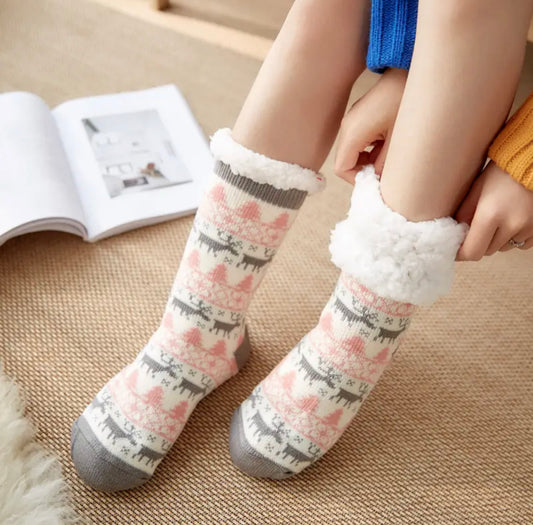 Dicke Fuzzy-Socken mit winterlichem Design