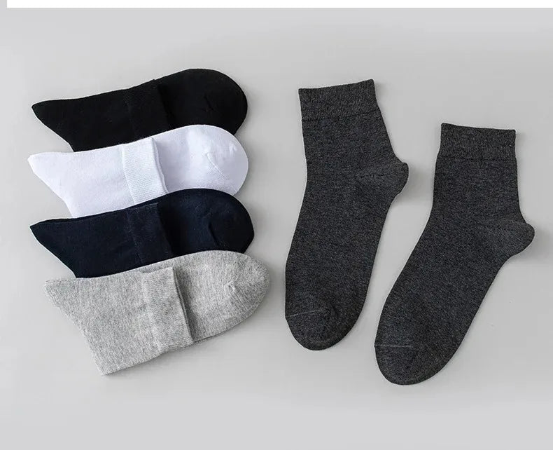 Atmungsaktive, mittelhohe Socken aus Baumwollmischung, präsentiert in Weiß, Hellgrau, Dunkelgrau, Blau und Schwarz